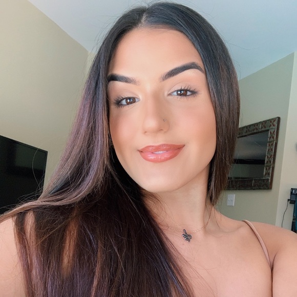 Meet your Posher, Gaby - Picture 1 of 1